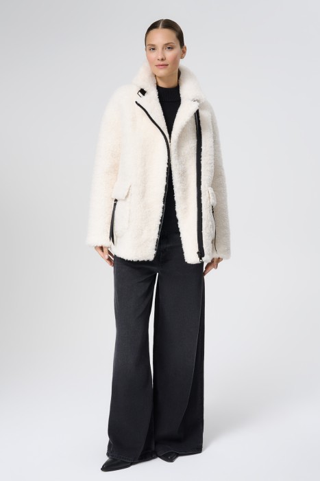 шуба из овечьей шерсти от бренда снежная королева вид слева