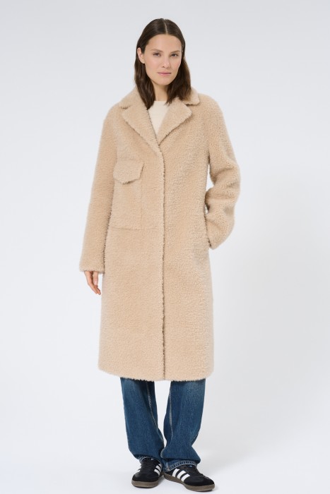 шуба из овечьей шерсти от бренда снежная королева вид слева