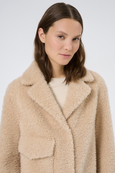 шуба из овечьей шерсти из россии вид сбоку