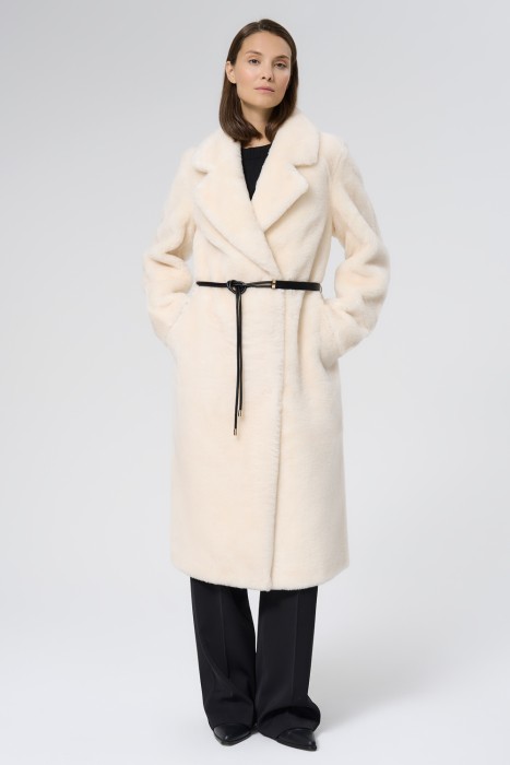 шуба из овечьей шерсти от бренда снежная королева вид слева