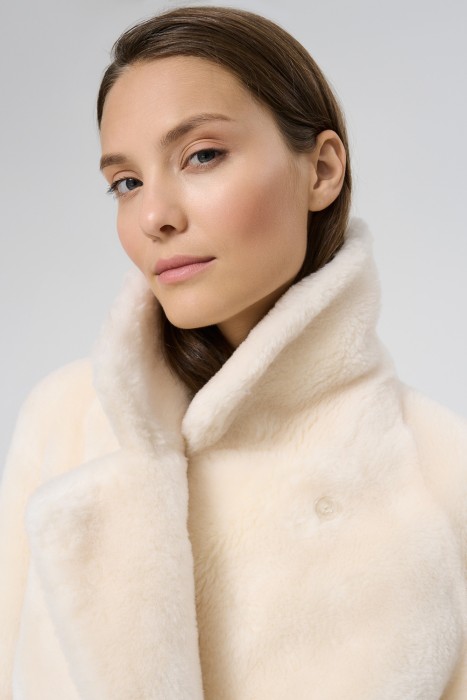шуба из овечьей шерсти из россии вид сбоку