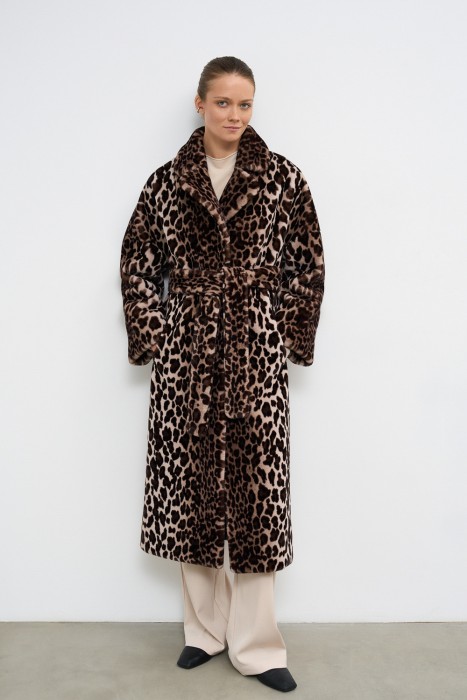 шуба из шерсти кролика от бренда снежная королева вид слева