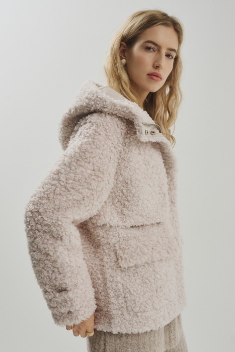 шуба из шерсти с капюшоном по цене 8150 руб вид справа