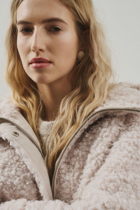 шуба из шерсти с капюшоном из россии вид сбоку