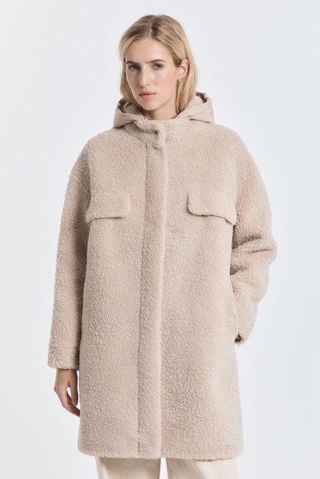 шуба из шерсти с капюшоном от бренда снежная королева вид слева