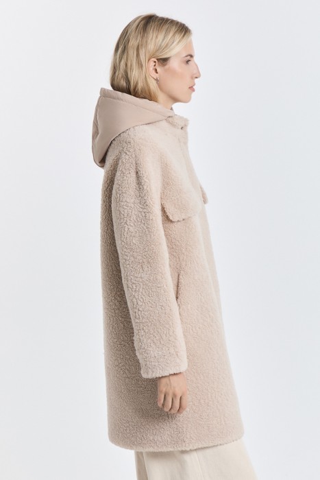 шуба из шерсти с капюшоном из россии вид сбоку