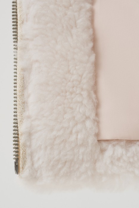 шуба из шерсти с капюшоном от бренда снежная королева вид слева