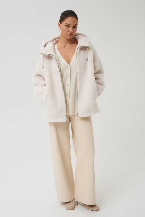 шуба из шерсти с капюшоном по цене 10600 руб вид справа