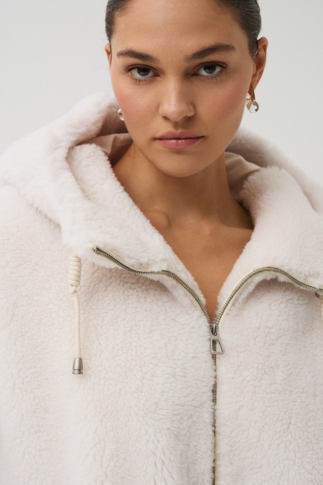 шуба из шерсти с капюшоном из россии вид сбоку