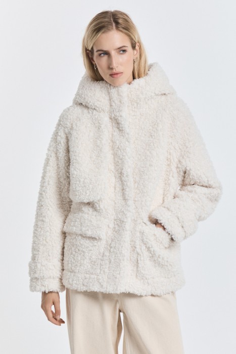 шуба из шерсти с капюшоном от бренда снежная королева вид слева