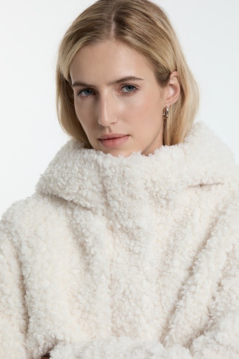 шуба из шерсти с капюшоном по цене 8150 руб вид справа