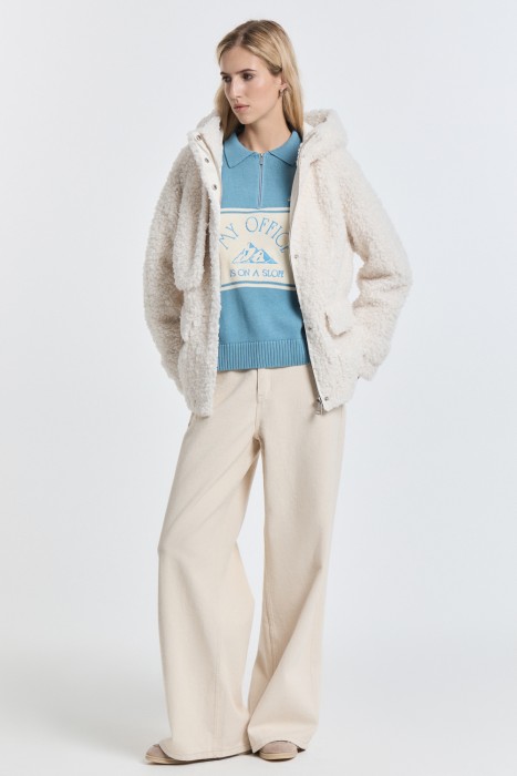 шуба из шерсти с капюшоном из россии вид сбоку