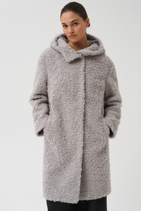 шуба из шерсти с капюшоном от бренда снежная королева вид слева