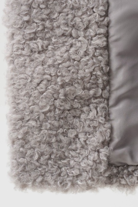 шуба из шерсти с капюшоном из россии вид сбоку