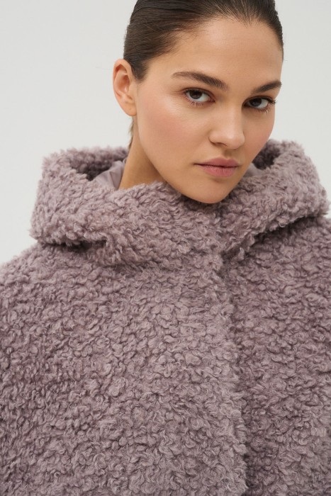 шуба из шерсти с капюшоном из россии вид сбоку