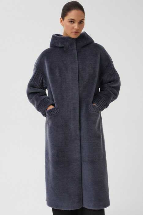 шуба из шерсти с капюшоном от бренда снежная королева вид слева