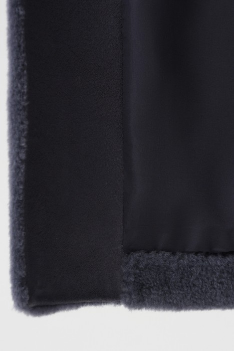 шуба из шерсти с капюшоном из россии вид сбоку