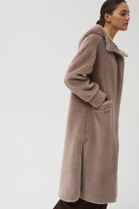 шуба из шерсти с капюшоном от бренда снежная королева вид слева