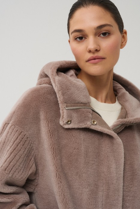 шуба из шерсти с капюшоном из россии вид сбоку