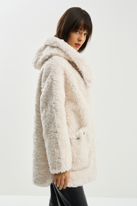 шуба из шерсти с капюшоном от бренда снежная королева вид слева