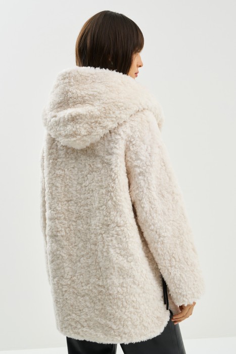 шуба из шерсти с капюшоном из россии вид сбоку