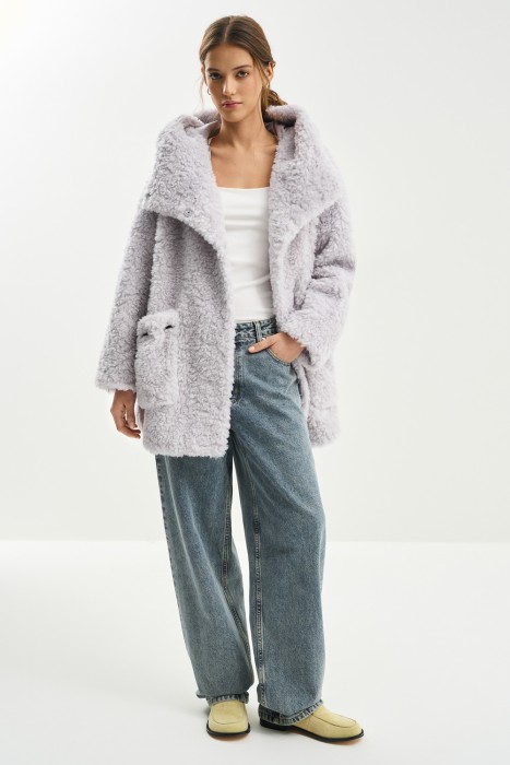 шуба из шерсти с капюшоном из россии вид сбоку