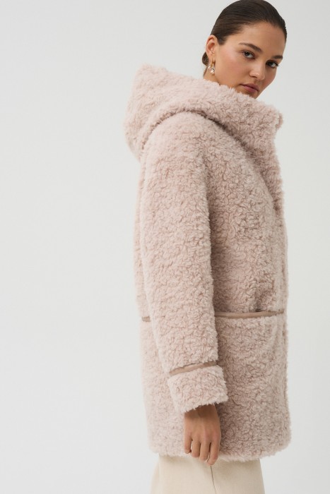 шуба из шерсти с капюшоном от бренда снежная королева вид слева