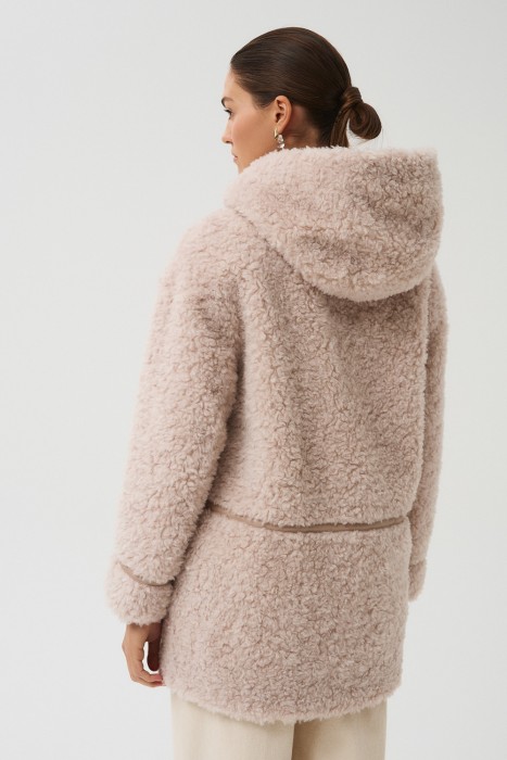 шуба из шерсти с капюшоном из россии вид сбоку