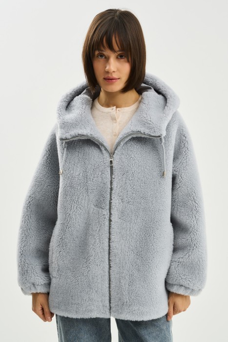 шуба из шерсти с капюшоном от бренда снежная королева вид слева