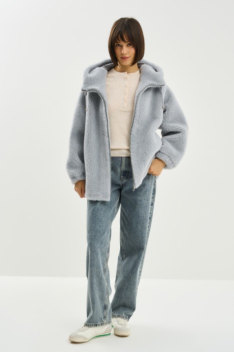 шуба из шерсти с капюшоном из россии вид сбоку