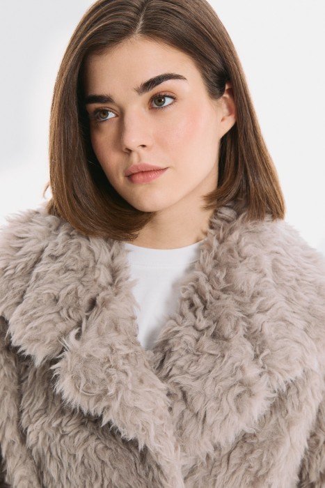 шуба из шерсти с поясом из россии вид сбоку