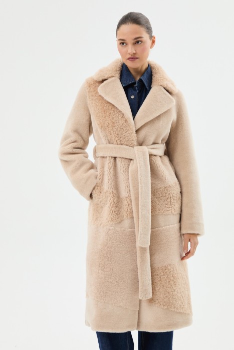 шуба из шерсти с поясом от бренда снежная королева вид слева