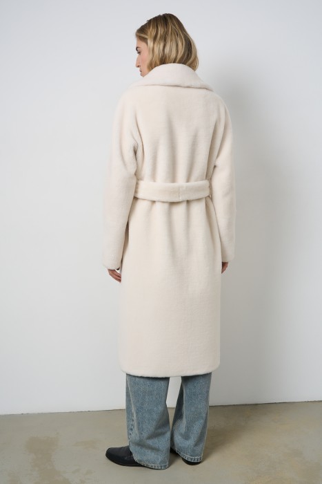 шуба из шерсти с поясом от бренда снежная королева вид слева