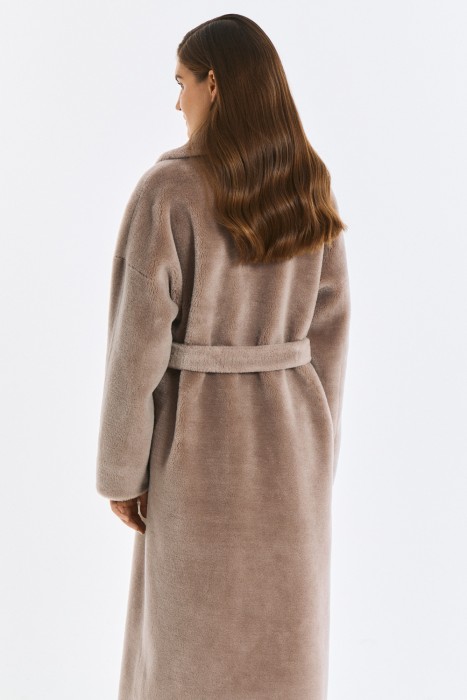 шуба из шерсти с поясом от бренда снежная королева вид слева