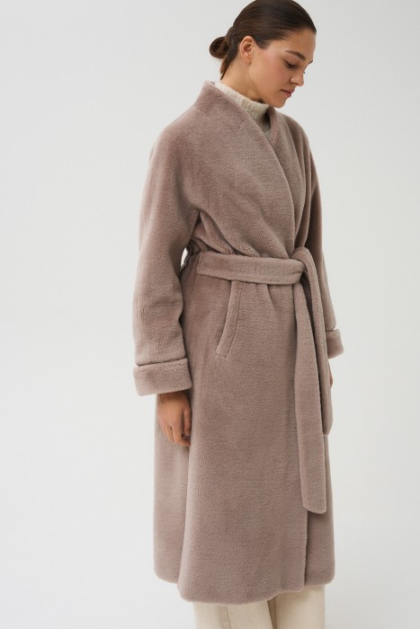 шуба из шерсти с поясом от бренда снежная королева вид слева