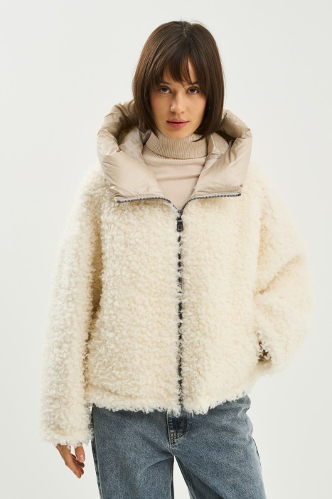 шуба из шерсти с текстильным капюшоном от бренда снежная королева вид слева