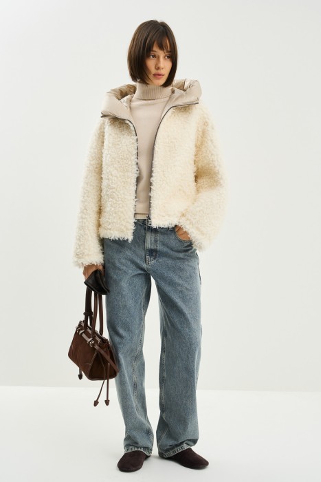 шуба из шерсти с текстильным капюшоном из россии вид сбоку