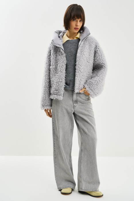 шуба из шерсти с текстильным капюшоном из россии вид сбоку