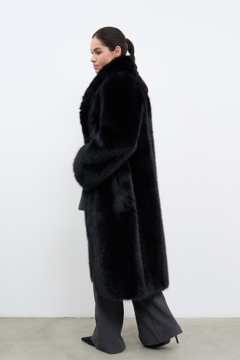 шуба из шерсти по цене 15490 руб вид справа