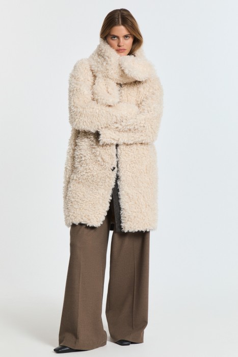 шуба из шерсти от бренда снежная королева вид слева