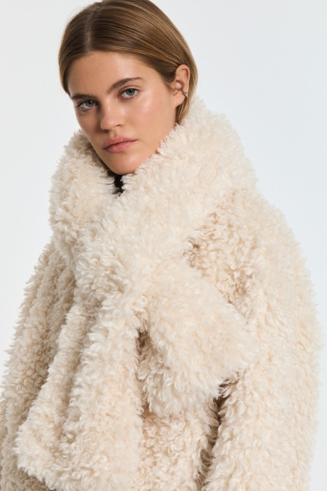 шуба из шерсти по цене 6060 руб вид справа