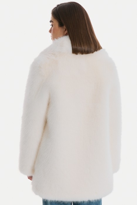 шуба из шерсти по цене 19570 руб вид справа