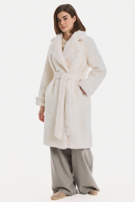 шуба из шерсти от бренда снежная королева вид слева