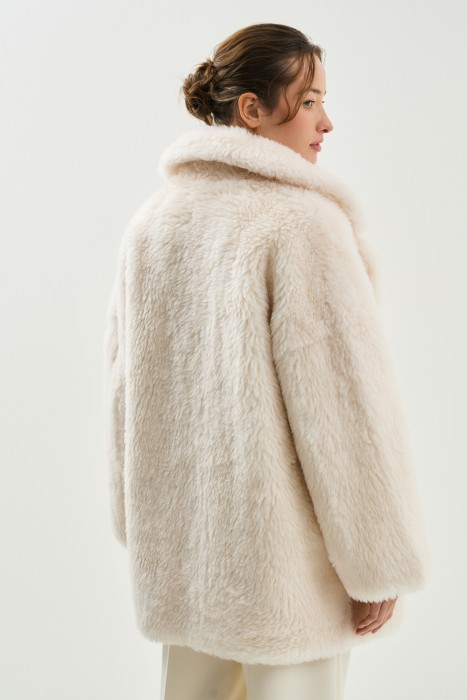 шуба из шерсти по цене 10600 руб вид справа