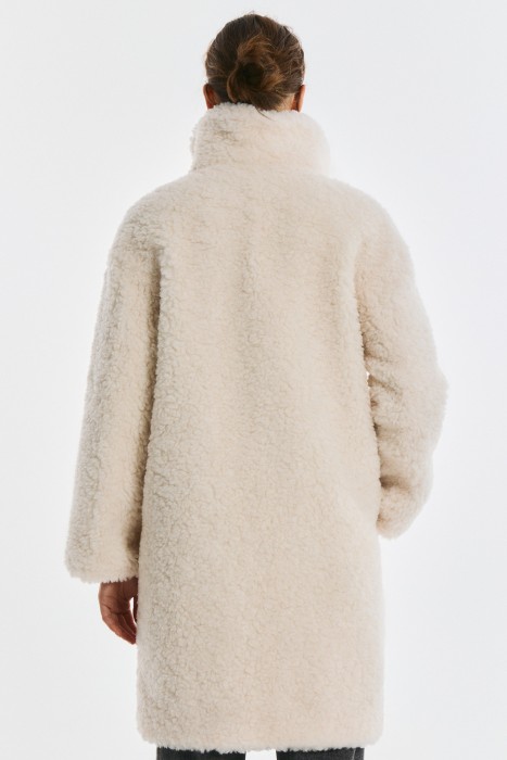 шуба из шерсти по цене 9780 руб вид справа