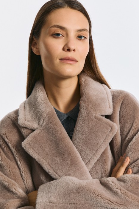 шуба из шерсти от бренда снежная королева вид слева