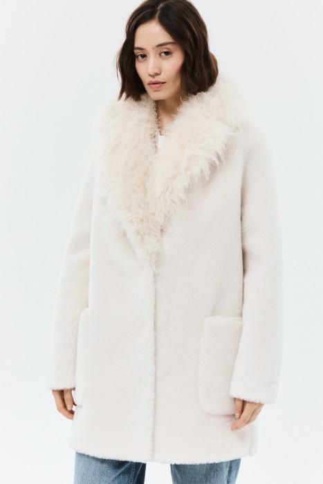 шуба из шерсти от бренда снежная королева вид слева