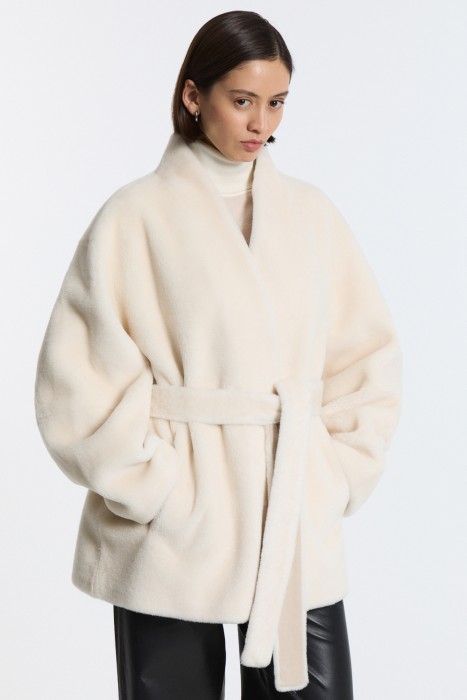 шуба из шерсти от бренда снежная королева вид слева