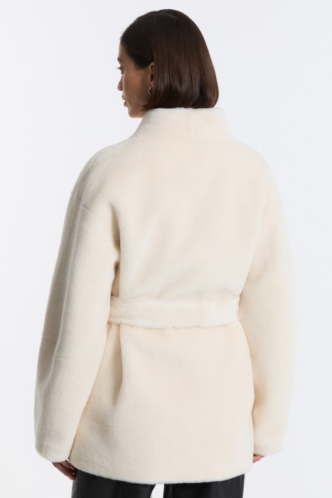 шуба из шерсти по цене 15490 руб вид справа