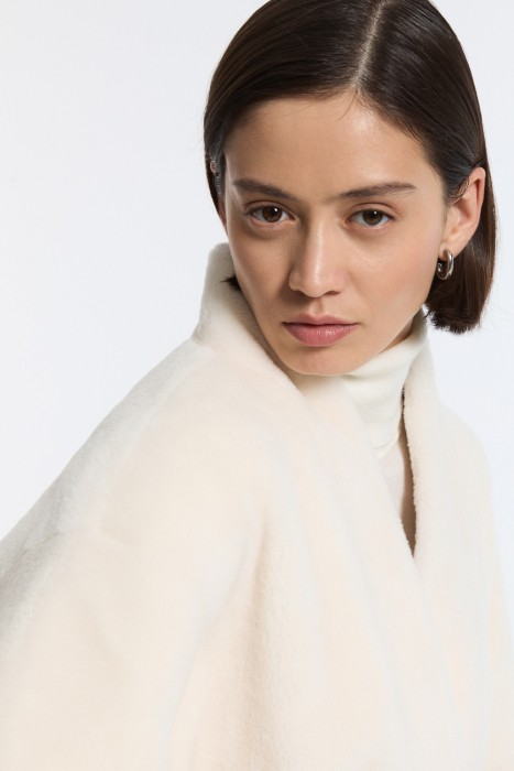 шуба из шерсти из россии вид сбоку